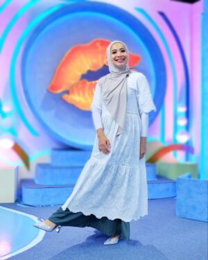 Feni Rose Instagram - Sulit sekali mikir mau nulis caption apa…
Apakah ini bukti bahwa aku anaknya emg pendiam?