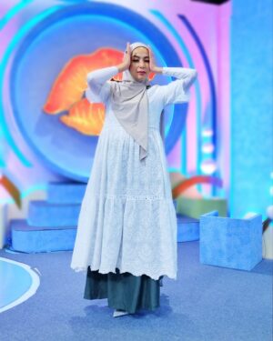 Feni Rose Instagram - Sulit sekali mikir mau nulis caption apa…
Apakah ini bukti bahwa aku anaknya emg pendiam?