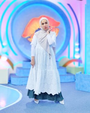 Feni Rose Instagram - Sulit sekali mikir mau nulis caption apa…
Apakah ini bukti bahwa aku anaknya emg pendiam?