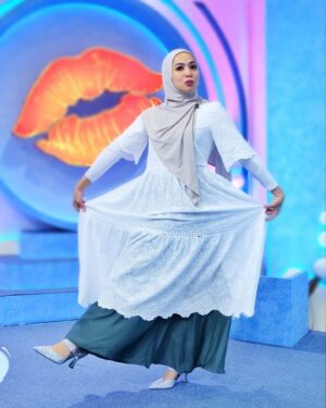 Feni Rose Instagram - Sulit sekali mikir mau nulis caption apa…
Apakah ini bukti bahwa aku anaknya emg pendiam?