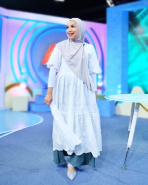Feni Rose Instagram - Sulit sekali mikir mau nulis caption apa…
Apakah ini bukti bahwa aku anaknya emg pendiam?