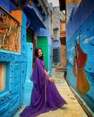 Fenil Umrigar Instagram - Hoonk hai dil me uthi.
Alaapo si hai baji🤍

Outfit : @saanchposhak