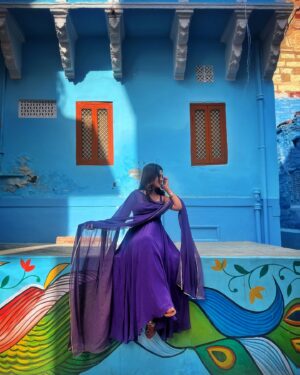 Fenil Umrigar Instagram - Hoonk hai dil me uthi.
Alaapo si hai baji🤍

Outfit : @saanchposhak