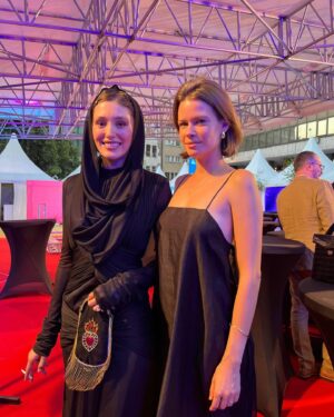 Fereshteh Hosseini Instagram - .
To remember ❤️👠
@sarajevofilmfestival 
#dwellingamongthegods ❤️
Thanks @zardouz.ir  @mohammad_pooreskandarian for making me my dream dress 👗💕
Thanks @yaseahorsedesign @yasea.s  for my lovely purse 👛💕