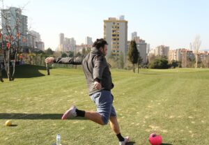 Ferit Aktuğ Instagram - Ağacın arkasından sola dönerse , tek atışta bile olabilir...🤠🥳🤠delik 1 #atasehirfutgolfarena