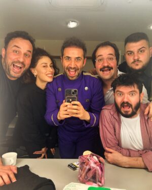 Ferit Aktuğ Instagram - 💜🚀😃 Münasebetsiz 24. oyun bugün 20:00 da Ataşehir Duru Tiyatro’da 🎃🤘🥁 #münasebetsizteam #bestmünasebetsizler #bölemünasebetsizlikolmaz #budüpedüzmünasebetsizlik