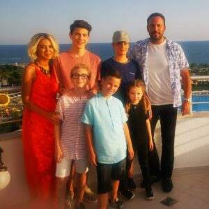 Ferit Aktuğ Instagram - #pilavüstüaşk ailesi 💙🌈🥰⭐🤘✌️🍫 @handekatipoglu  @aslisimssek  @umutardaatan @asrin_blg @ebrardemirbilekresmi  @officialardatasarcan