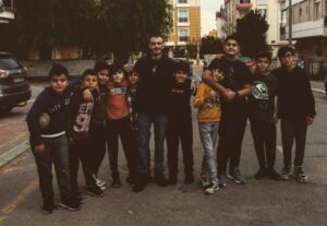 Ferit Yanık Instagram - Her şey; Bir sokak çocuğunun elini cebine sokabildiği kadar boş. Öznesi olmayan cümleler gibi değersiz. Ve senin "Naber" soruna, "İyilik" dediğim kadar yalan.