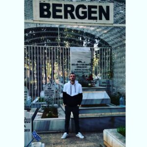 Ferit Yanık Instagram - Sevgi gibi kutsal kelime
Yanlız senle düştü dilime 
Ölmek yetmez senin uğruna 
Sense hala anlayamadın 
Allah rahmet eylesin mekanın cennet olsun acıların kadını. (BERGEN) 🌹