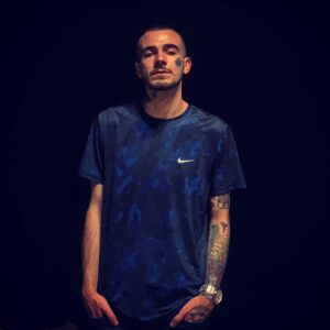 Ferit Yanık Instagram - Popüler olanla arkadaş, parası olanla dost, kullanabildiğinizle kardeş, işinizi çözdürebildiğinizle abi oluyorsunuz... Paylaşılan sofranın, yürünen yolların ve koşturulan sokakların ne hatrı kalmış nede vefa mahallenize uğramış.