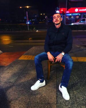 Ferit Yanık Instagram - Lafla değil, yürekle bağlılıktır dostluk. Yalnız anlarda yalnız olmadığını bilmektir dostluk.🌹