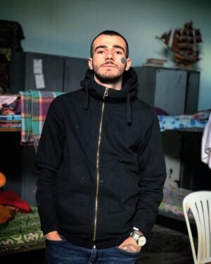 Ferit Yanık Instagram - Bu hayat doğuştan böyle karışık
Ömürler dertlere zaten alışık
Gözlerin dünyama tutarken ışık
Hasretin elinden kurtulamayız
Sen beni ben seni unutamayız

Müslüm Gürses 🕊