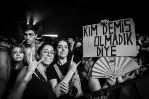 Ferman Akgül Instagram - Kuşadası seyircimiz yine harikaydı. Klasikleşti artık #kuşadasıgençlikfestivali #kuşadası