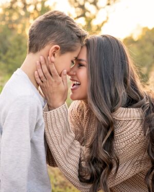 Fernanda Machado Instagram - Hoje é dia do meu “mini me”, do meu primeiro bebêzinho, do nosso Lucca, que  completa 9 anos! Feliz aniversário meu amor! ✨🎉🎊

Todo ano, um dia antes do seu aniversário, eu amo contar para você todos os detalhes de como a sua chegada foi mágica e arrebatadora! 

No dia 22.06.2015, 9 anos atrás, neste exato momento, eu estava em trabalho de parto, foi um parto longo e difícil, mas foi também, a experiência mais transformadora da minha vida. E depois de 18 horas de trabalho de parto, às 2:25pm daqui da Califórnia, você chegou!

E a sua chegada, foi também o meu renascimento como mãe, você chegou já me ensinando tantas coisas, me provando o milagre da vida, me mostrando o poder da natureza, me fazendo sentir o maior amor do mundo. 

Nesses seus 9 anos, eu vivi as maiores emoções da minha vida, o seu nascimento, os seus primeiros passos, as suas primeiras palavras. E hoje você faz coisas que eu nunca fiz, você toca piano e violino lindamente, joga basquete, baseball, futebol, golf e tênis, e seu inglês é infinitamente melhor que o meu. 😂 Você é incrível! É lindo ver você descobrindo o mundo, e ver você se descobrindo no mundo. 

Você me ensina e me transforma a cada segundo, acompanhar você crescendo, ver aquele bebêzinho miúdinho, se transformar nesse menino doce sensível, e determinado, é um presente extraordinário da vida! 

Filho, muito obrigada por me ensinar tanto, por ser a luz da minha vida! Te desejo tudo de mais lindo, que Deus te proteja hoje e sempre. Eu, papai, Leo, Vovó e Vovô te amamos infinito!!!!!!! ✨🙌🏻🎉♥️

#Luccaisturning9 #maternidade #happybirthday #myminime #omaioramordomundo #blessed #gratidão #Lucca9anos
#meubebêcresceu #amorinfinito 
#felizaniversariomeuamor #happybirthdayLucca