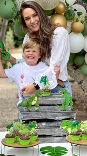 Fernanda Machado Instagram - Viva o nosso Leozinho! 🎉💚🎊

Que alegria celebrar nosso raio de sol! E no meio do “May gray” daqui, de muitos dias nublados, saiu um sol lindo pra festejar você, meu amorzinho!

Que a vida seja sempre assim pra você, ensolarada, doce e cheia de sorrisos. Que você continue brilhando e iluminando todos ao seu redor! Te amamos infinito! ✨

Muito obrigada a todos os amigos que celebraram com a gente, e a todas as mensagens de carinho por aqui. 

#Leo4aninhos #Leois4 #happybirthdayLeo #kidsparty 
#festinhadeaniversario #maternidade #grateful #blessed #felizaniversariomeuamor #omaioramordomundo