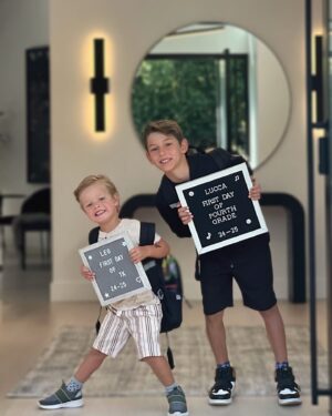 Fernanda Machado Instagram - Primeiro dia de aula!!!! 

Foi um longo e divertido verão, mas agora é hora de voltar pra escola e pra nossa rotina. Quem é mamãe sabe o quanto voltar pra rotina é algo precioso, né?! E eu volto a escrever meu livro!!!! 

Feliz da vida de podermos caminhar eles pra escola. Finalmente eles estão juntos na mesma escola de novo, e pertinho de casa! 

Here we go, 4th grade and TK! 
Back to school!!!!! 📚

#backtoschoolday #devoltaasaulas #maternidade #maternidadereal
#elesestaocrescendorapidodemais #theyaregrowingtoofast #devoltaprarotina #backtoourroutine