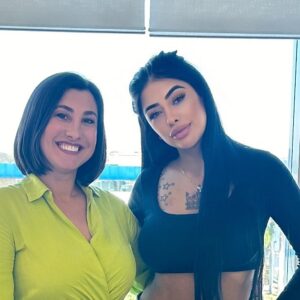 Fernanda Medrado Instagram - Fiz uma colega nova 😁 Conheci essa querida que é um AMOR de pessoa que energia boa fui conhecer ela para avaliarmos a aplicação de botox , amei a consulta . 
Ela faz muitos procedimentos incríveis , 
 Inclusive produtos para skincare personalizados, assim como o que eu ganhei e nem esperava 🤣 
 @dra.thamaramendes  amei conhecê-la .