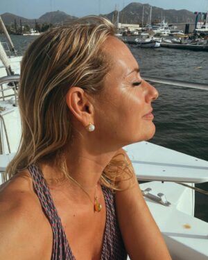 Fernanda Serrano Instagram - E terminam estas minhas, agora para sempre, férias maravilhosas com estes amigos que são família há já muitos anos! Foram dias de descanso, muitos muitos sorrisos, sol e pensamentos bons! Dancei, comi, bebi, sorri, mergulhei, li, fiz tudo o que me apeteceu… não é isto que nós precisamos e queremos das férias? Cabeça e coração no sítio… agora, Back to my life que as saudades já apertam do meu Farol! PS hoje à noite, se não adormecer, faço um filme com os muitos melhores momentos da nossa viagem! #ferias #vacation #family