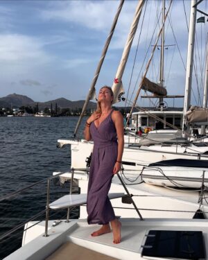 Fernanda Serrano Instagram - E terminam estas minhas, agora para sempre, férias maravilhosas com estes amigos que são família há já muitos anos! Foram dias de descanso, muitos muitos sorrisos, sol e pensamentos bons! Dancei, comi, bebi, sorri, mergulhei, li, fiz tudo o que me apeteceu… não é isto que nós precisamos e queremos das férias? Cabeça e coração no sítio… agora, Back to my life que as saudades já apertam do meu Farol! PS hoje à noite, se não adormecer, faço um filme com os muitos melhores momentos da nossa viagem! #ferias #vacation #family