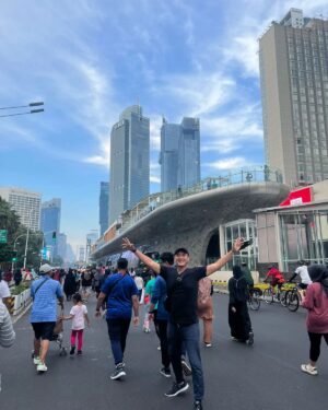 Ferry Ixel Instagram - Senengnya orang kampung bisa ke kota😁😁