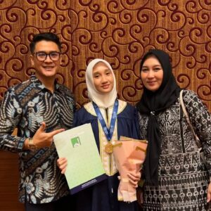 Ferry Ixel Instagram - Hidup adalah petualangan besar dan sekarang saatnya kamu akan menjalaninya.

Papa dan mama sangat bangga denganmu.

Kami juga sangat menantikan untuk melihat semua yang akan dicapai. 

🥰😘😘
#alazhar #alazharshifabudicibubur #alazharuniversity