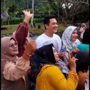 Ferry Ixel Instagram - Menyapa emak-emak di CURUP RL BENGKULU☺☺