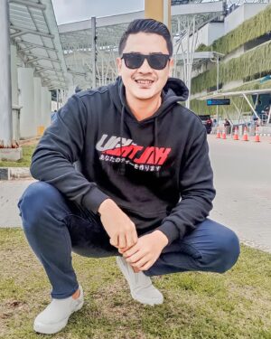 Ferry Ixel Instagram - Masih cocok ga ya gw pakai HOODIE☺☺@light.ink_