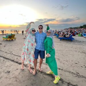 Ferry Ixel Instagram - Kita satu darah, hanya dilahirkan berbeda hari, bulan, atau bahkan tahun. Tapi, aku percaya jika ikatan keluarga mampu memberi semangat untuk saling berbagi dan mengasihi satu sama lain.