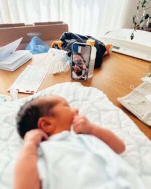 Filipa Maló Franco Instagram - E hoje foi dia de ver este bebé, no conforto da nossa casa. Teste do pezinho e suporte nos cuidados ao bebé e amamentação. 

A Mom está de férias mas deixou tudo orientado com a Enf Carolina, para que os seu bebés/famílias continuem a ter os cuidados que merecem… 

E claro, não consegue estar completemante desligada e ainda fizemos videochamada 🥰

Obrigada pelo cuidado @mom_baby_care 🤍