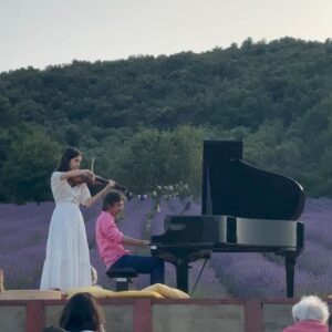 Filippa Lagerbäck Instagram - Un concerto immersi nella natura, in un meraviglioso campo di lavanda della Toscana, viaggiando con la musica di @emiliano.toso che ci regala sempre e solo buone vibrazioni. Grazie di 💜🐝🌾