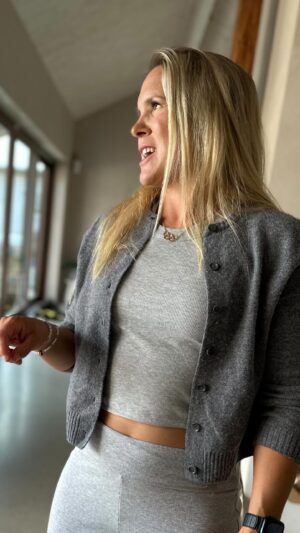 Filippa Rådin Instagram - Så var vi igång! Har du börjat jobba eller är du fortfarande ledig? 
Jag känner att hösten inte kunde börja med ett bättre jobbuppdrag. Vi har tränat, filmat och pratat om hur vi ökar vårt välmående och fokus i vardagen. 
Jag körde styling och Anja stod framför kameran och inspirerade. Vilken härlig dag! Tack @majadahlberg för att du tror på oss och det vi gör❤️