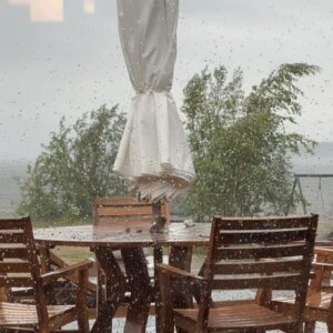 Filippa Rådin Instagram - Det är ändå oroligt. 
Igår var det spöregn och storm och man var orolig för att något träd skulle blåsa omkull och så vaknar man till det här, knallblå himmel och sol ☀️ 
Tvära kast kan man lugnt säga.
Vad har du för väder där du är? 
❤️F