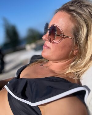 Filippa Rådin Instagram - Den här sommaren har handlat om återhämtning i första hand. Prioritera och känna efter vad som är viktigt för oss som familj. 
Njuta, vila, träna, äta gott och umgås. 
Och i dag när jag låg på min solstol bredvid Henne slår det mig hur viktig det varit och hur lyckligt lottad jag är som kan och får välja att tycka på paus. 
Stor kram 
❤️F