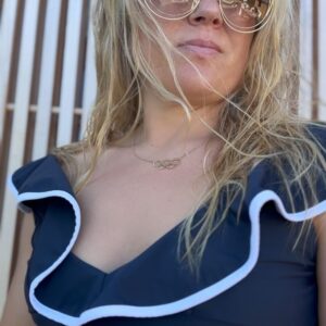 Filippa Rådin Instagram - Den här sommaren har handlat om återhämtning i första hand. Prioritera och känna efter vad som är viktigt för oss som familj. 
Njuta, vila, träna, äta gott och umgås. 
Och i dag när jag låg på min solstol bredvid Henne slår det mig hur viktig det varit och hur lyckligt lottad jag är som kan och får välja att tycka på paus. 
Stor kram 
❤️F
