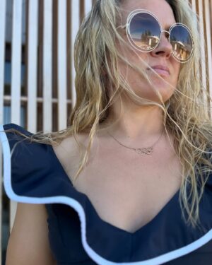Filippa Rådin Instagram - Den här sommaren har handlat om återhämtning i första hand. Prioritera och känna efter vad som är viktigt för oss som familj. 
Njuta, vila, träna, äta gott och umgås. 
Och i dag när jag låg på min solstol bredvid Henne slår det mig hur viktig det varit och hur lyckligt lottad jag är som kan och får välja att tycka på paus. 
Stor kram 
❤️F