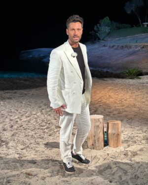 Filippo Bisciglia Instagram - CIAK si RI gira 🎬 domani sera Puntata Finale … 😉💪🏻🔥🌴 Buona notte a tutti … #temptationisland #buonanotte #noiconvoi #voiconnoi