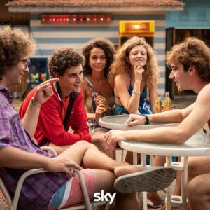 Filippo Scotti Instagram - Unire la nostalgia degli anni '90 e la nostalgia dell'estate dovrebbe essere illegale.

#UnEstateFa stasera alle 21.15 in esclusiva su Sky Atlantic 

#SkyOriginal