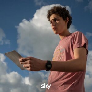 Filippo Scotti Instagram - Unire la nostalgia degli anni '90 e la nostalgia dell'estate dovrebbe essere illegale.

#UnEstateFa stasera alle 21.15 in esclusiva su Sky Atlantic 

#SkyOriginal