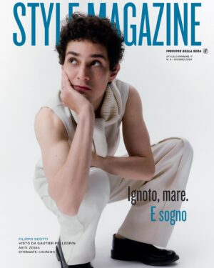 Filippo Scotti Instagram - «Ignoto, mare. E sogno». Sembra un proposito programmatico e invece è la riflessione che arriva da Filippo Scotti, in copertina del numero di giugno di Style Magazine Corriere della Sera.⁠
⁠
Scotti non nasconde a sé stesso che a salvarlo dalla “realtà scadente” di cui parla ne “È stata la mano di Dio” dove interpreta Fabietto Schisa, il protagonista del film di Paolo Sorrentino, è stato il sogno; ma anche una maggiore coscienza di sé. «Dobbiamo essere consapevoli che ciascun* di noi ha le proprie responsabilità», dice nell’intervista.⁠
⁠
Questo numero racconta molto del susseguirsi di realtà che nascono da sogni, sconfitte e reazioni. ⁠
⁠
Qualche esempio? In Arte, una rassegna degli Eventi Collaterali della 60esima @labiennale di Venezia. A partire dalla mostra Je Est Un Autre all’Espace Vuitton di Venezia. Nella sezione Visioni, la passione per la scrittura manuale che, secondo gli ultimi studi delle neuroscienze, sviluppa la creatività e la memoria.⁠
La storia dolorosa e personale narrata in “Vorrei chiederti di quel giorno. Vita e morte di un ragazzo che era mio padre”, il libro di @lorenzotosa. ⁠
⁠
La moda. In Formal Cowboy, le foto di @claramelchiorre, ispirate da elementi tipici del workwear uniti a dettagli western, creano uno spiazzamento che trasforma l’abito in un esercizio di styling molto creativo.⁠ Mentre in Numeri Primi, le foto di Gautier Pellegrin raffigurano uno stile basico di ispirazione anglosassone. ⁠
⁠
Uno sguardo al futuro prossimo, infine, arriva dalla sezione MensFashion che anticipa le tendenze d’autunno attraverso i capi delle Pre-Collezioni.⁠
Ancora moda nella sezione People: un sogno concretizzato in realtà, quello di Tomaso Anfossi e Francesco Ferrari con il loro marchio Co/Te.⁠
⁠
Infine, nello Speciale Pitti Immagine Uomo, 18 pagine che anticipano le tendenze dei marchi espositori alla Fiera di Firenze, per la P/E 2025.⁠
⁠
⁠Ph: @gautierpellegrin⁠
Styling: @lucarosc⁠
Grooming: @yurinapolitanohair⁠
Styling Assistant: @vittoriogiargiana⁠
Production: ⁠@silviagiudicixxx⁠
Talent Agency: @therumorsufficiostampa 
⁠
Look by ⁠@zegnaofficial⁠
Scarpe: @churchs⁠
⁠
EIC @alecalascibetta⁠
⁠
#filipposcotti #cinema #fashion #stylemagazineitalia