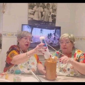 Filomena Cautela Instagram - DIA 1
Apresento-vos a minha dupla preferida do Instagram. Partilhai!
TERESA E FERNANDA HURTADO CORRILO aqui fazem e provam um creme de cenoura.
Extraordinárias de tantas formas.
Epa identifiquem quem precisa de ver isto...o quê? Identifiquem toda a gente, mãe, pai, avó, irmãos, amigos, colegas, maridos, namoradas, esposas, o cão, o primeiro ministro, a Kamala Harris, a Bernardina...TODOS TODOS TODOS!