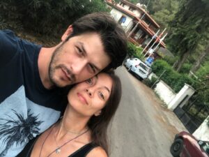 Fırat Albayram Instagram - Tek dileğim olsaydı,
Zamanı durdur derdim.
Sekiz yıl, bir göz kırpışı,
Gülüşünü görmediğim her an, bir sancı.

Sensiz geçen her dakika,
İçimde koca bir boşluk olur.
Zamanı durdurun,
Aşkımla geçireceğim daha çok vakit var. 

Evlilik yıldönümümüz kutlu olsun 🙏