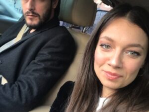 Fırat Albayram Instagram - Tek dileğim olsaydı,
Zamanı durdur derdim.
Sekiz yıl, bir göz kırpışı,
Gülüşünü görmediğim her an, bir sancı.

Sensiz geçen her dakika,
İçimde koca bir boşluk olur.
Zamanı durdurun,
Aşkımla geçireceğim daha çok vakit var. 

Evlilik yıldönümümüz kutlu olsun 🙏