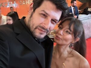 Fırat Albayram Instagram - Tek dileğim olsaydı,
Zamanı durdur derdim.
Sekiz yıl, bir göz kırpışı,
Gülüşünü görmediğim her an, bir sancı.

Sensiz geçen her dakika,
İçimde koca bir boşluk olur.
Zamanı durdurun,
Aşkımla geçireceğim daha çok vakit var. 

Evlilik yıldönümümüz kutlu olsun 🙏