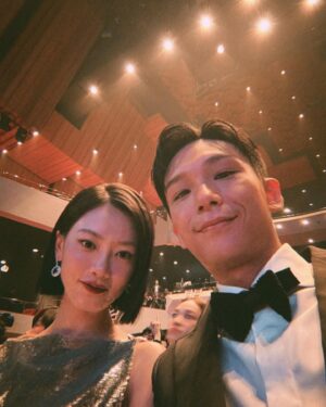 Fish Liew Instagram - 距離第一次參加金像獎，不經不覺原來已經過了10年
那個被關楚耀牽著走紅地毯的害羞女孩
依家已經變成害羞女人
也多了很多同行的夥伴
不變的還是跟10年前同樣公司，10年前後依然忙碌張羅

我焦慮的時候其中一個表徵就是瘋狂碎碎念
從選戰衣開始就一直在念一直在念
經理人、各個單位同事、造型、化妝、髮型
都吃了不少我的胡言亂語碎碎念

很感恩大家都理解我對於金像獎的緊張和重視
請受小弟一拜

再次恭喜各位得獎者
可以親眼見證大家的付出被看見 被嘉許
無論參與多少次都依然會被感動

不知道演員這份工我是否有幸可以做一世
但我知道 我的足印已經在香港電影史留下

如果過左50年、100年
有人問2000年20年代有咩演員
希望點都數到一個廖子妤

 @hongkongfilmawards #第四十二屆香港電影金像獎
@aguiltyconscience_movie #毒舌大狀

MAKEUP ARTIST @manmanflm
HAIR STYLIST @cedrictsang 
STYLIST @inggradwantmagic @lhsss_
IN ROOM PHOTOGRAPHER @kkay912

STYLING
JEWELLERY @Tiffanyandco 
RED CARPET :
Gown @celine #CELINEBYHEDISLIMANE 
Shoes @giuseppezanotti #giuseppezanotti
CEREMONY : @Gucci #GucciHongKong
AFTER PARTY : @Prada

ONE COOL JAM CAST :
@onecooljamcast
@juanalovesjourney 
@dadajamjam 
@winitsetse 
@c_athy 
@kkristykei 
@ahmaycheung

📷
@tsekwanhoho 
@kkay912 
@myfairypanther