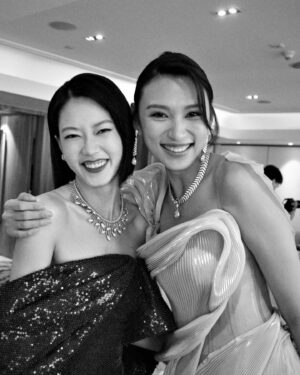 Fish Liew Instagram - 距離第一次參加金像獎，不經不覺原來已經過了10年
那個被關楚耀牽著走紅地毯的害羞女孩
依家已經變成害羞女人
也多了很多同行的夥伴
不變的還是跟10年前同樣公司，10年前後依然忙碌張羅

我焦慮的時候其中一個表徵就是瘋狂碎碎念
從選戰衣開始就一直在念一直在念
經理人、各個單位同事、造型、化妝、髮型
都吃了不少我的胡言亂語碎碎念

很感恩大家都理解我對於金像獎的緊張和重視
請受小弟一拜

再次恭喜各位得獎者
可以親眼見證大家的付出被看見 被嘉許
無論參與多少次都依然會被感動

不知道演員這份工我是否有幸可以做一世
但我知道 我的足印已經在香港電影史留下

如果過左50年、100年
有人問2000年20年代有咩演員
希望點都數到一個廖子妤

 @hongkongfilmawards #第四十二屆香港電影金像獎
@aguiltyconscience_movie #毒舌大狀

MAKEUP ARTIST @manmanflm
HAIR STYLIST @cedrictsang 
STYLIST @inggradwantmagic @lhsss_
IN ROOM PHOTOGRAPHER @kkay912

STYLING
JEWELLERY @Tiffanyandco 
RED CARPET :
Gown @celine #CELINEBYHEDISLIMANE 
Shoes @giuseppezanotti #giuseppezanotti
CEREMONY : @Gucci #GucciHongKong
AFTER PARTY : @Prada

ONE COOL JAM CAST :
@onecooljamcast
@juanalovesjourney 
@dadajamjam 
@winitsetse 
@c_athy 
@kkristykei 
@ahmaycheung

📷
@tsekwanhoho 
@kkay912 
@myfairypanther