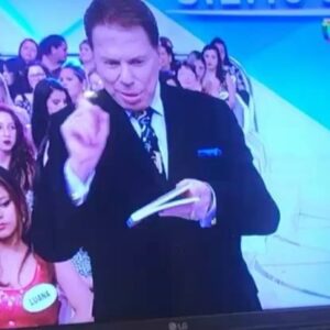 Flavia Pavanelli Instagram - Essa foi a primeira vez que vi o Silvio Santos. Não consegui tirar uma selfie ou tirar qualquer outra foto com ele porque quando o vi pessoalmente, minha pressão caiu. Me lembro da sensação até hoje, que loucura. Ver um grande ícone na minha frente parecia algo irreal. Levar o crachá no peito dessa grande emissora por 5 anos é um marco em minha história, honro isso com muito orgulho até hoje. O SBT mudou minha vida. Serei eternamente grata! Deixo aqui meu carinho a Dona Íris e toda família Abravanel. O Brasil inteiro está de luto 🖤🌹