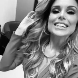 Flávia Viana Instagram - Disse-lhe Jesus: Eu sou a ressurreição e a vida; quem crê em mim, ainda que esteja morto, viverá; e todo aquele que vive e crê em mim nunca morrerá.
João 11:25

Nos despedimos do maior comunicador que este país já teve 🙏🏼🥹 Todos os brasileiros ficam com um vazio no coração e lembranças eternas desse ícone.
Pegar o aviãozinho do bolso do mestre não é para qualquer um e eu vivi esse momento inesquecível!!!! 

A lição de trabalhar, sonhar, insistir e vencer sempre com muita alegria ficam. Vamos seguir daqui com ele VIVO em nossos corações. Para sempre! Silvio Santos!!!! 💸🖤🙏🏼