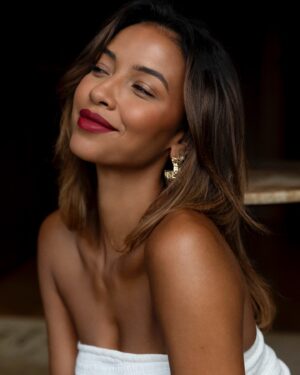 Flora Coquerel Instagram - Mon séjour au Bénin m’a fait un bien fou. 
C’est le séjour que j’attends chaque année, celui qui me ressource, qui ravive et qui recentre. 
À l’image d’un funambule, j’oscille entre la vie active parisienne, dans un quotidien aussi vibrant qu’enivrant où, sans un ancrage solide, on se perd facilement dans les étoiles, et un monde bien plus terre à terre, où l’Humain et la Vie sont au centre de mes actes.

Trouver cette juste balance entre deux quotidiens diamétralement opposés n’est pas toujours chose facile. 
Cet ancrage profond me permet de survoler l’hostilité d’un monde aussi fascinant que complexe, et parfois même impitoyable, dans le bourdonnement de Paris, tout en restant connectée à un monde plus essentiel, mais aussi chronophage, qui demande un investissement sans relâche.

Cette dualité me permet d’apprécier tous les aspects de ces vies parallèles. Je suis fière d’arborer cette pluralité qui nous libère des cases dans lesquelles on voudrait nous enfermer. 
Je suis de celles qui pensent qu’il n’y a d’immortel que notre souvenir, ce sont nos actes, même les plus infimes, qui laissent une empreinte durable. 
Je suis également convaincue que nous sommes des êtres multiples, aux nombreuses facettes. Embrassons nos différents visages et explorons nos diverses aspirations, tout en gardant à l’esprit l’essentiel.

Merci pour votre soutien face aux divers projets, je suis toujours très touchée de vous lire. 🙏🏽🤍

Photos @alixdebeer 
📍Madame Rêve
Dress @meshki (produit offert)