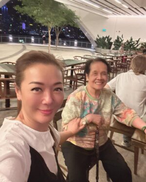 Florence Kwok Instagram - 玩咗成日
等位食飯
#我帶壞佢
8點幾先食飯
但佢話好開心
一日食4、5歺
今日仲飲埋珍珠奶茶
簡直係 #暑假狂想曲