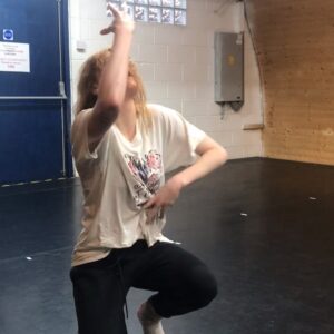 Florence Welch Instagram - IGGY POP VS SWAN LAKE 🦢
Improvisation with @penelope_sharp x